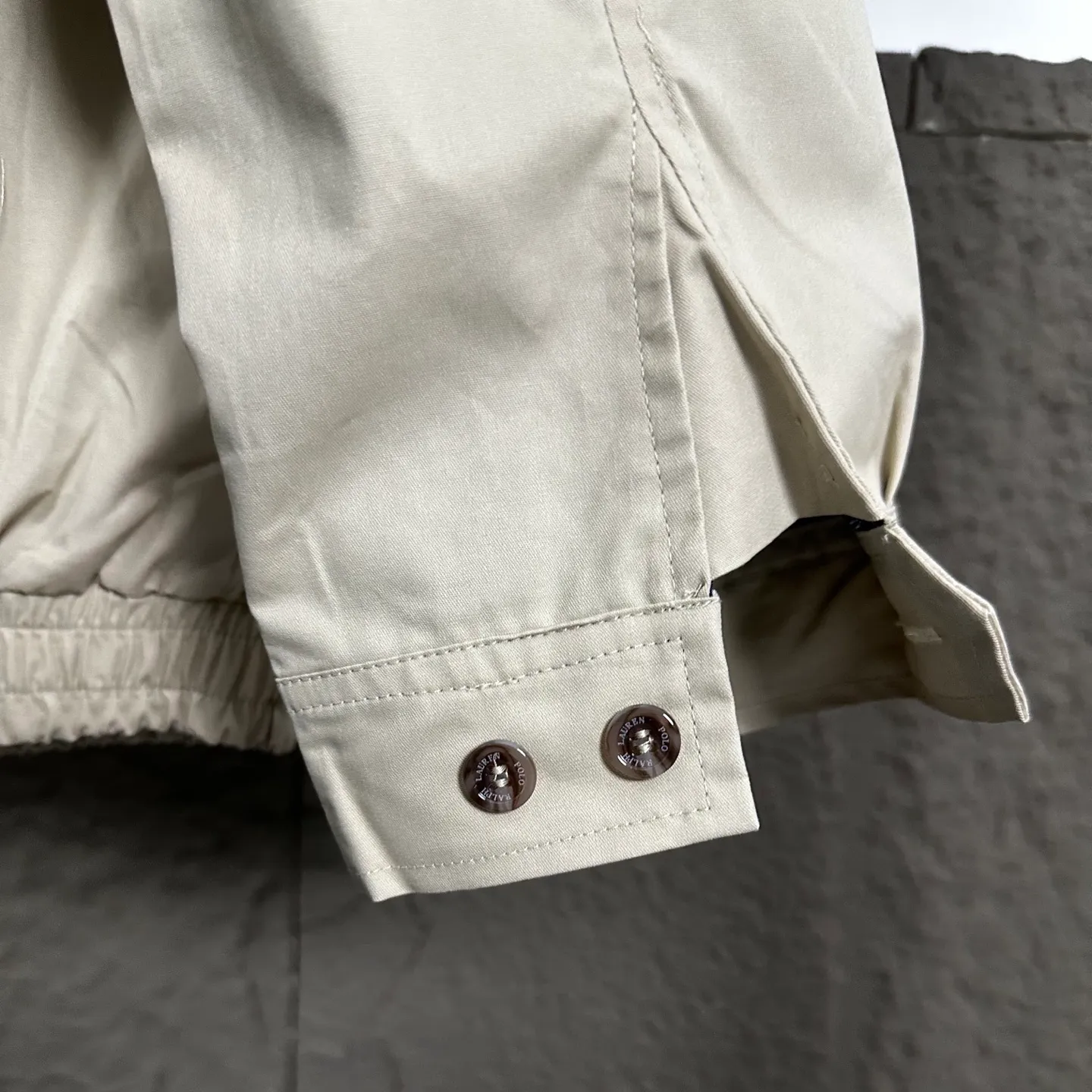 P270 Ralph Lauren/Ralph Lauren classic unisex veteran zipper jacket style number: DJ1897 Recommended by many fashion bloggers, the Harrington jacket's lapel zipper windproof design perfectly blends casual style with street trend elements, making it very suitable for neutral wear. The fabric texture of the jacket is excellent and comfortable to wear. It is a very versatile and trendy jacket. Original development, 100% pure cotton fabric, exquisite embroidery, evergreen style for all seasons, feel free to buy it, retro will never go out of style!  Color: Khaki Navy Black Size: M-XXL M L